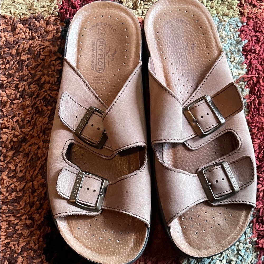 Fly Flot Sandals with Buckles - Brown